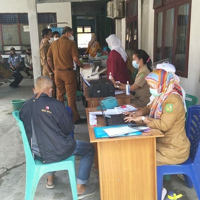 Camat Medan Johor meninjau pelaksanaan vaksinasi Covid-19 untuk warga Lanjut Usia (Lansia) di Puskesmas Kedai Durian Kecamatan Medan Johor